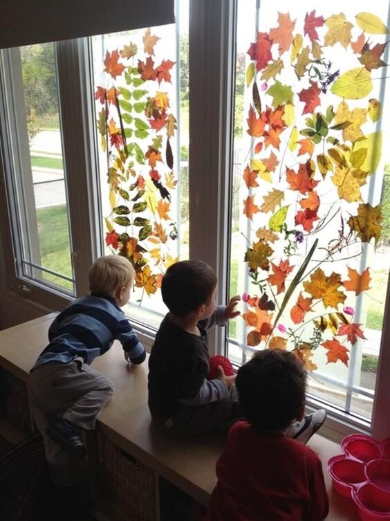Осеннее украшение окон в детском саду (56 фото)