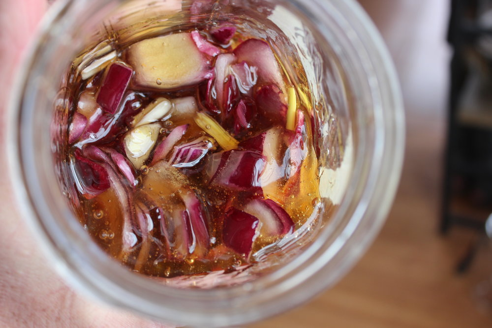 Народное средство от болезней легких, которым лечили наши бабушки. Забудь о кашле!

Очень много людей страдает заболеваниями дыхательных путей. Наиболее распространенными недугами являются астма, бронхит и различные виды кашля.
Причинами этих болезней могут быть инфекции, аллергия или курение. Еще нашим бабушкам было известно лекарство, которое может избавить от этих недугов и сегодня мы предлагаем тебе рецепт его приготовления.

Лекарство от болезней легких
Ингредиенты:

● 1/2 кг красного / фиолетового лука;
● 1/2 кг сахара;
● 2 лимона;
● 1,5 л воды;
● 7 столовых ложек натурального домашнего мёда.

Приготовление:

1. Разогрей сахар в металлической емкости, при умеренной температуре и не забывай помешивать.

2. Нарежь на мелкие кусочки лук, и добавь его к сахару. Немного обжарь и добавь воду.

3. Кипяти эту смесь, пока не испарится треть воды.

4. Оставь смесь, чтобы она охладилась.

5. Затем добавь мёд, и выжатый из лимонов сок. Перемешай.

6. Оставь смесь на ночь. После этого процеди жидкость через сито и перелей ее в стеклянную бутылку.

Употребление:

Это лекарство необходимо употреблять по 1 ст. л. перед каждым приемом пищи. Пей его до полного выздоровления.
Если тебе хорошо знакомы болезни легких, попробуй это средство. Оно тебе никак не навредит, ведь в его состав входят только натуральные ингредиенты. Пользуйся этим рецептом сам и расскажи о нём своим друзьям!

ПЕРЕД ПРИМЕНЕНИЕМ ЛЮБОГО ПРЕПАРАТА, СРЕДСТВА ИЛИ МЕТОДА ЛЕЧЕНИЯ, ОБЯЗАТЕЛЬНО КОНСУЛЬТИРУЙТЕСЬ С ЛЕЧАЩИМ ВРАЧОМ!