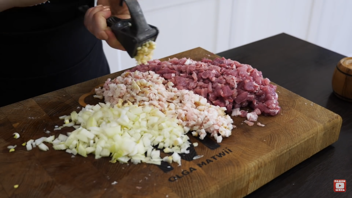Очень вкусная домашняя колбаска в духовке и без оболочки