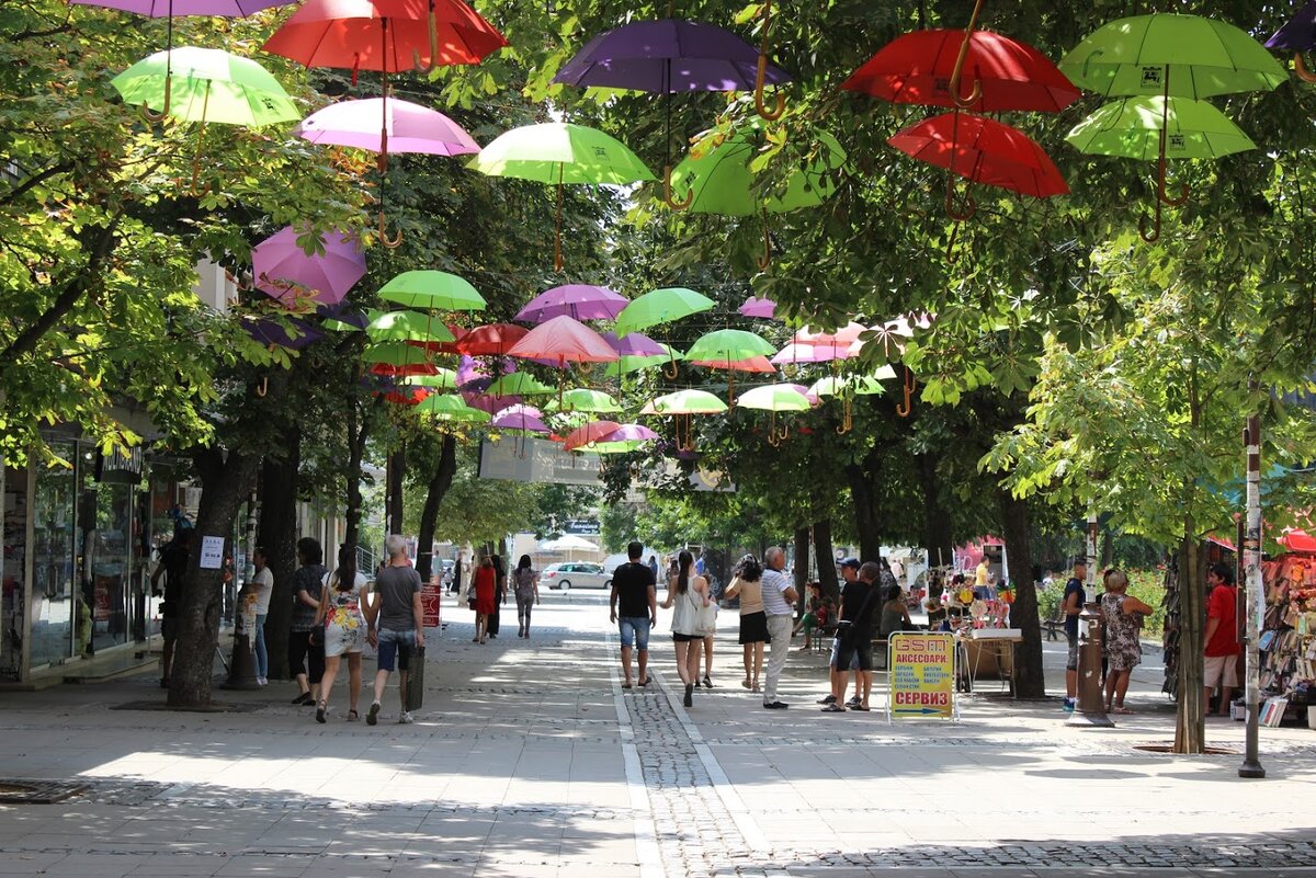 Пешеходная торговая улица в Благоевграде. Весенне-летний декор - зонтики. А каштаны таки круглогодичны :) 