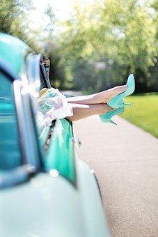 https://cdn.pixabay.com/photo/2015/08/13/17/30/womans-legs-887286__340.jpg
