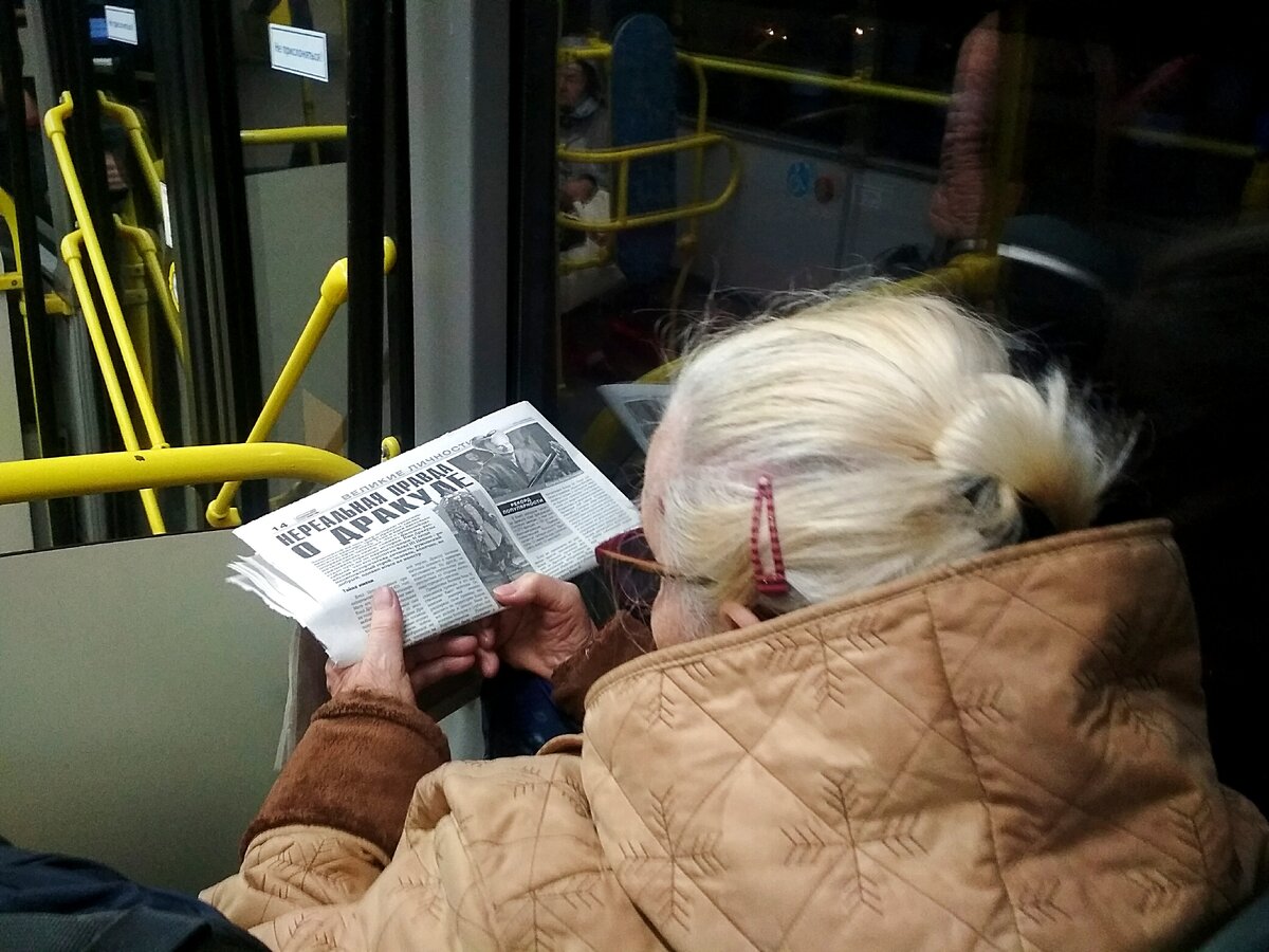 Сегодня Международный день пожилых людей. Что это значит - "пожилой"?.. Кого относят к пожилым? В нашей стране, к сожалению это слово чаще вызывает грустные ассоциации((( В энциклопедии указано, что это люди от 60 лет - я с этим в корне не согласна, ведь можно и в 20, и в 30, и в 40 лет окопаться у себя дома с книгой, телевизором, собачкой и никуда не выходить, ничем не интересоваться - чем не "пожилой"? А это к сожалению встречается довольно часто в нашем обществе(( Конечно же физическая форма в более старшем возрасте дает о себе знать, но мне кажется очень важно, чтобы в этот момент жизни были рядом близкие, любящие люди, готовые прийти на помощь, поддержать. Сейчас очень много активных пожилых людей занимаются, к примеру, скандинавской ходьбой, йогой, аэробикой - все это вызывает восхищение! Лично для меня "пожилой человек" ассоциируется с человеком уважаемым, с большим опытом, мудростью, душевной теплотой, порой чудаковатый, но по-доброму! Многие считают, что возраст - это состояние Души, действительно, ведь есть же выражение "молодой старичок" о вечно брюзжащем еще далеко не старом человеке - на это мне вспоминаются слова  Николая Добронравова: "Главное ребята - сердцем не стареть!"  Друзья, сегодня также День музыки и День улыбки, а потому я искренне надеюсь, что вы посмотрите на эту фотографию и улыбнетесь! Крепкого здоровья ВСЕМ! 