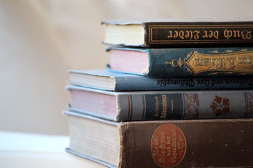 https://pixabay.com/photos/books-read-education-antiquariat-4305459/