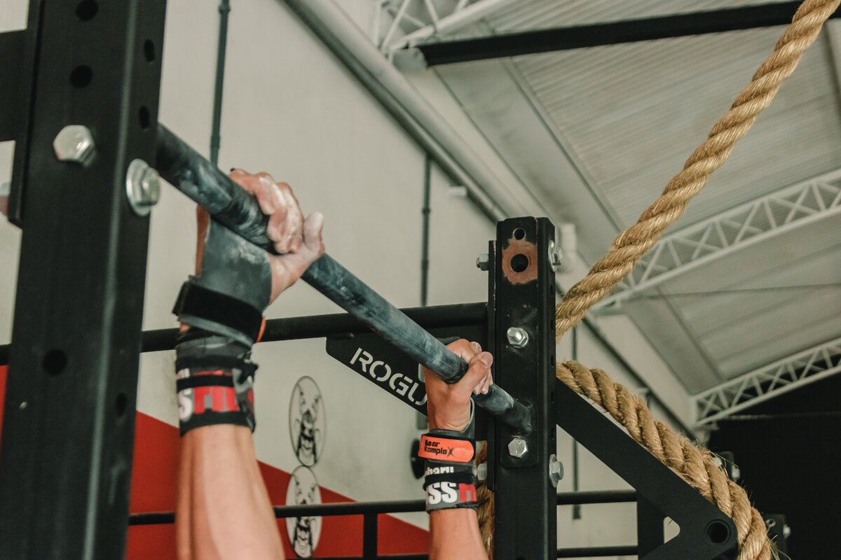 https://www.pexels.com/photo/person-doing-pull-up-2261476/