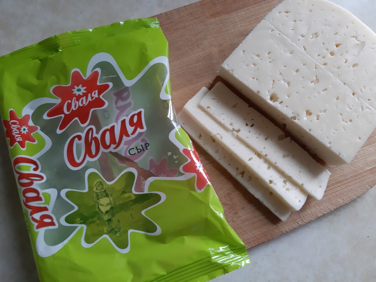 Состав: нормализованное пастеризованное молоко, бактериальная закваска мезофильных и термофильных молочнокислых микроорганизмов, соль (содержит антислёживающий агент ферроцианид калия), молокосвёртывающий ферментный препарат животного происхождения, краситель аннато, уплотнитель хлорид кальция, ферментный препарат животного происхождения лизоцим.