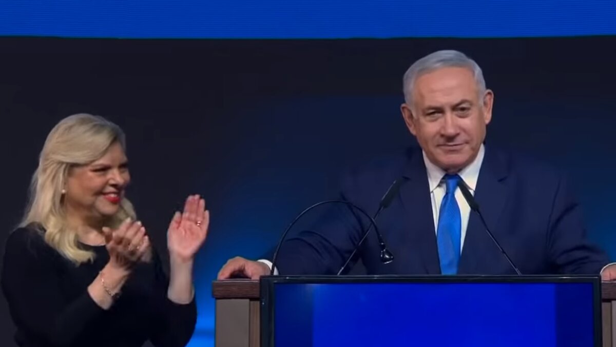 Сара уверенно поддерживает своего  мужа, действующего Премьера