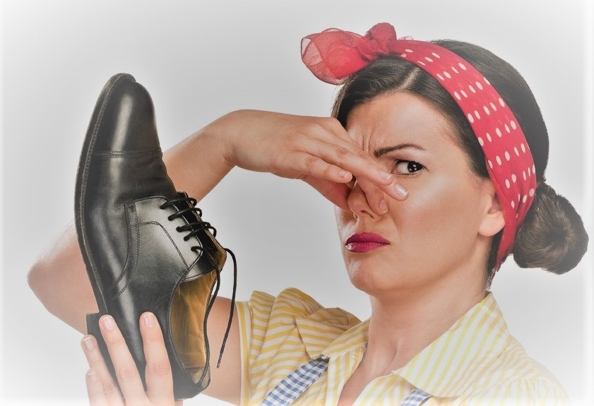 Все знают запах обуви, и все хотели бы, чтобы эта проблема не влияла на него. К неприятным ситуациям относятся те, когда после снятия обуви в комнате начинает усиливаться неприятный запах. Плохой запах обуви является проблемой для многих людей. Его основной причиной являются потные ноги и обувь, в которой вы проводите даже целый день. В течение этого времени весь образующийся пот впитывается в носках и обуви, так что неприятный запах сохраняется после снятия стопы с обуви. Чтобы избавиться от неприятного запаха от ваших ног, просто помойте их. Тем не менее, есть большая проблема с обувью. Так как же предотвратить постоянный запах?  
Прежде всего, начните с того, что посмотрите на свои ноги. Если у вас нет никаких грибковых изменений, вы можете использовать приведенные ниже советы без каких-либо забот. 

Чтобы предотвратить появление неприятного запаха в обуви, не забывайте тщательно вытирать обувь после мытья. Обратите особое внимание на промежутки между пальцами, потому что обычно в этих местах возникают грибковые инфекции. Также старайтесь избегать носков из пластика. Хлопчатобумажные носки лучше всего носить, потому что у них ноги потеют реже. 

Когда вы используете обувь постоянно, вам не нужно рассчитывать на то, что запах исчезнет сам. К сожалению, все будет наоборот - увеличится еще больше. Если у вас есть обувь с неприятным запахом, это не значит, что вы должны выбросить ее. К счастью, есть несколько способов избавиться от неприятного запаха обуви. 

Одним из домашних простых способов является льняной мешочек с порошкообразной корицей и гвоздикой. Этот пакет должен быть помещен в обувь на несколько часов. Неприятный запах должен исчезнуть сразу, но чтобы сохранить результаты лучше, повторяйте эту операцию время от времени, предпочтительно после того, как каждая нога снята с обуви. 

Чтобы избавиться от запаха обуви, стоит также обратиться к свойствам пищевой соды. Этот белый порошок характеризуется поглощением различных ароматов. Лучше всего насыпать соду прямо в туфли и оставить там на всю ночь, не забывая почистить их утром. Используя пищевую соду для вашей обуви, вы избавитесь не только от неприятных запахов, но и от бактерий. 

Во время борьбы с запахом также стоит покупать душистые стельки. Вы получите лучшие результаты, надев их на ночь. Кроме того, вы можете носить их в течение дня. Благодаря этому вы обеспечите ежедневную свежесть ногам. Вы также можете устранить неприятный запах пота с помощью специального освежителя для обуви. Кроме того, это поможет вам удалить бактерии и предотвратить их повторное размножение. Использование освежителя довольно просто. Распылите внутреннюю часть обуви, а затем дайте ей полностью высохнуть.