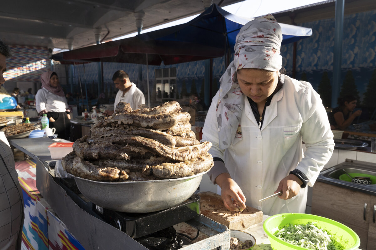 Отварные казы - конская колбаса. Это тоже обжорный ряд Чор-Су