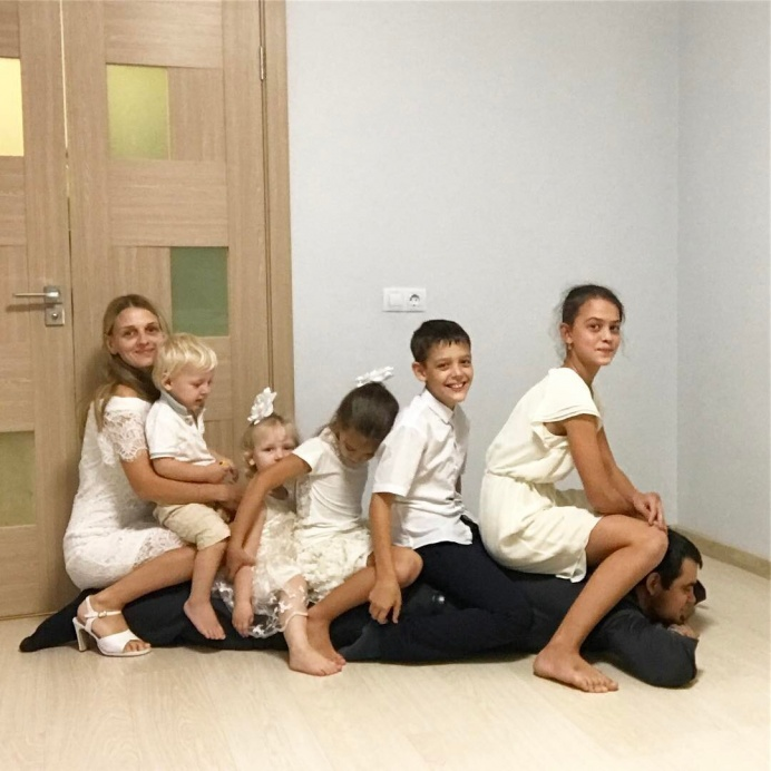 А в глазах такая мягкость - мамина-мамина!