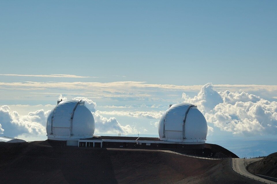 https://cdn.pixabay.com/photo/2017/04/26/10/38/mauna-kea-2262288_960_720.jpg