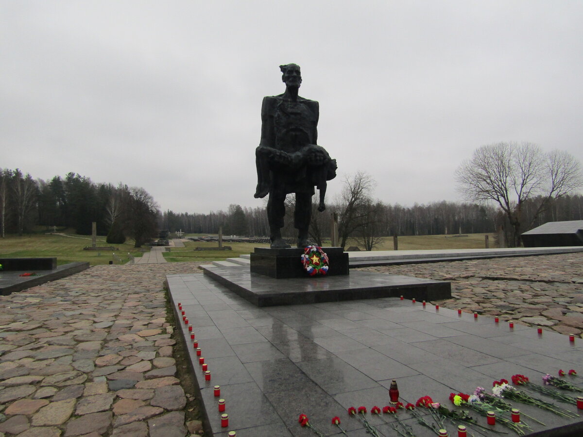 Мемориальный комплекс Хатынь под Минском. Памяти деревни Хатынь и многих других деревень. Ноябрь 2019 г.