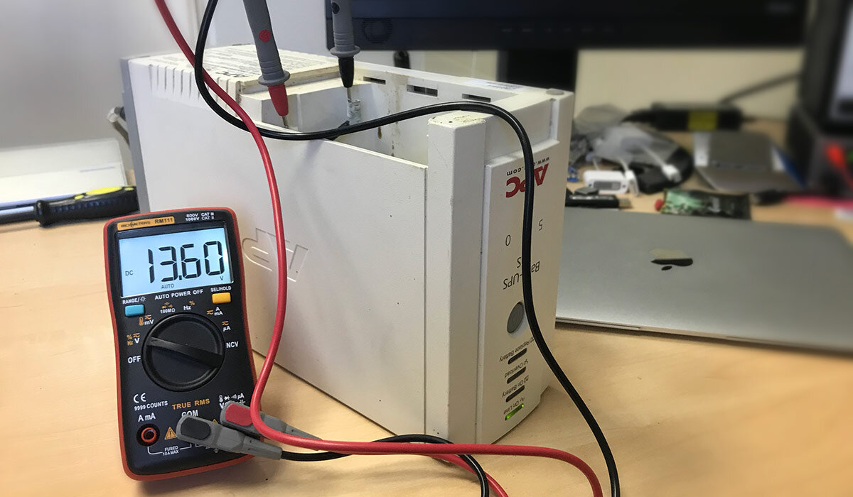 Зарядка гелевого аккумулятора 12в 7ач обычным зарядным. Зарядка ups. Как заряжать ибп. Зарядка аккумулятора ибп 12в. Бесперебойник внутри акб.