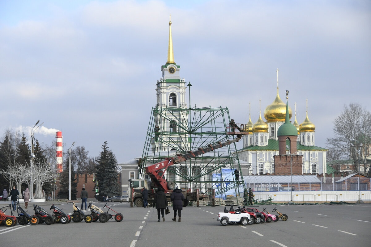 Ели в туле. Тула площадь Ленина сейчас. Тульская площадь сейчас. В Туле поставили елку на площади. Мост через площадь Ленина в Туле.