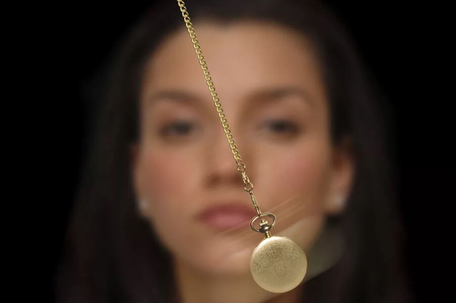 Глядя в глаза цыганке, отдала всю выручку из кассы