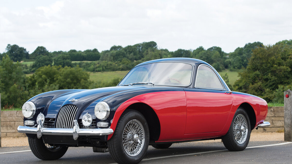 Morgan Plus 4 первого поколения. Модель начали производить в 1950 году и после длительного перерыва с 1969 по 1985 год выпускают до сих пор. Конкретно этот экземпляр был собран в 1964 году. 