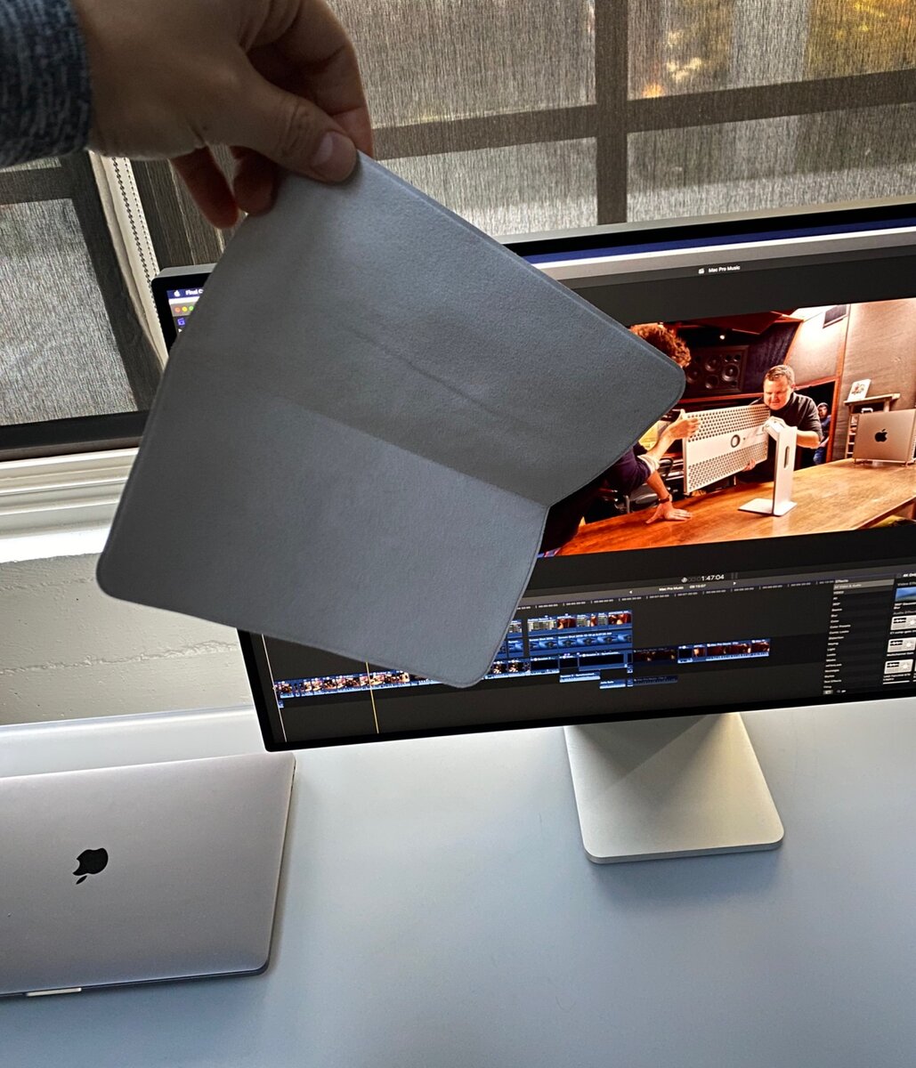 Для дисплея отлично подойдёт тряпочка из комплекта Pro Display XDR. Правда, придётся приобрести монитор за 380 000 рублей