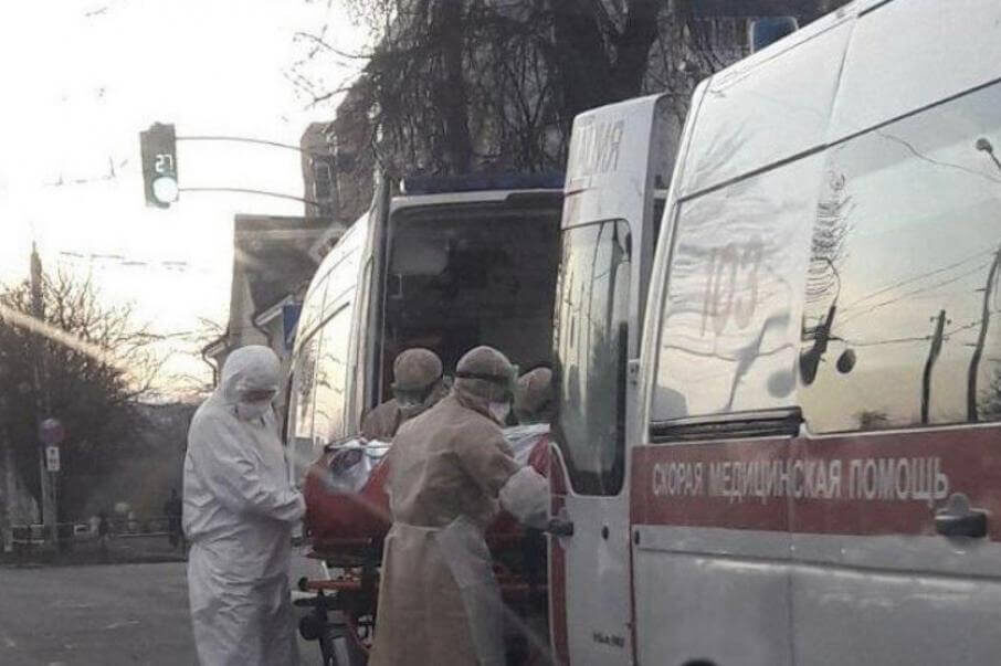 Транспортировка подозреваемого на коронавирус в специальном боксе, Минск (Беларусь) Фото: LH / Twitter.com