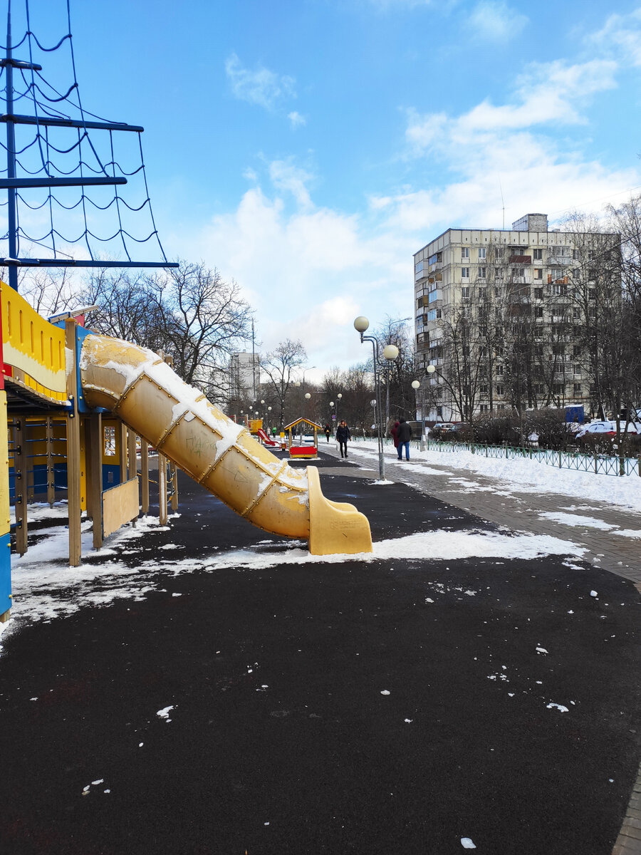 Представляю, как на детской площадке. "Ковид, идем домой". 