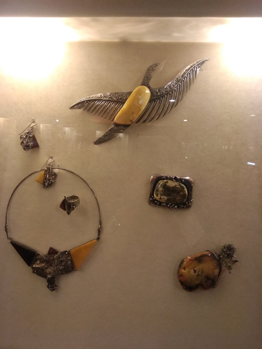 Фото автора. Украшение представленное в музее янтаря.