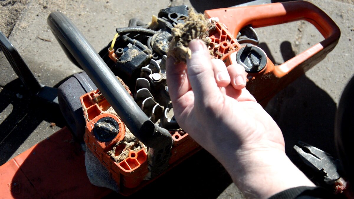 Китайская бензопила хускварна 4500. Насос масляный для бензопилы husqvarna 137/142. Топливная система бензопилы хускварна 240. Система смазки цепи бензопилы хускварна 137. Бензопила не работает насос.