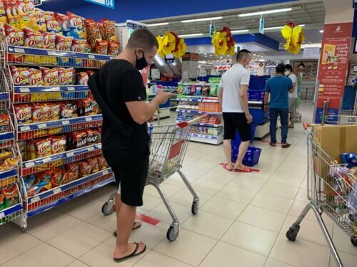 В супермаркетах Вьетнама принято придерживаться дистанции в 1,5 метра