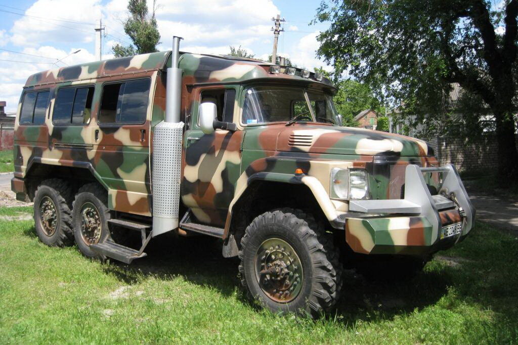 В данном случае автор постарался, и сочетание элементов ГАЗели с шасси ЗИЛ-131 выполнено на высоком эстетическом уровне