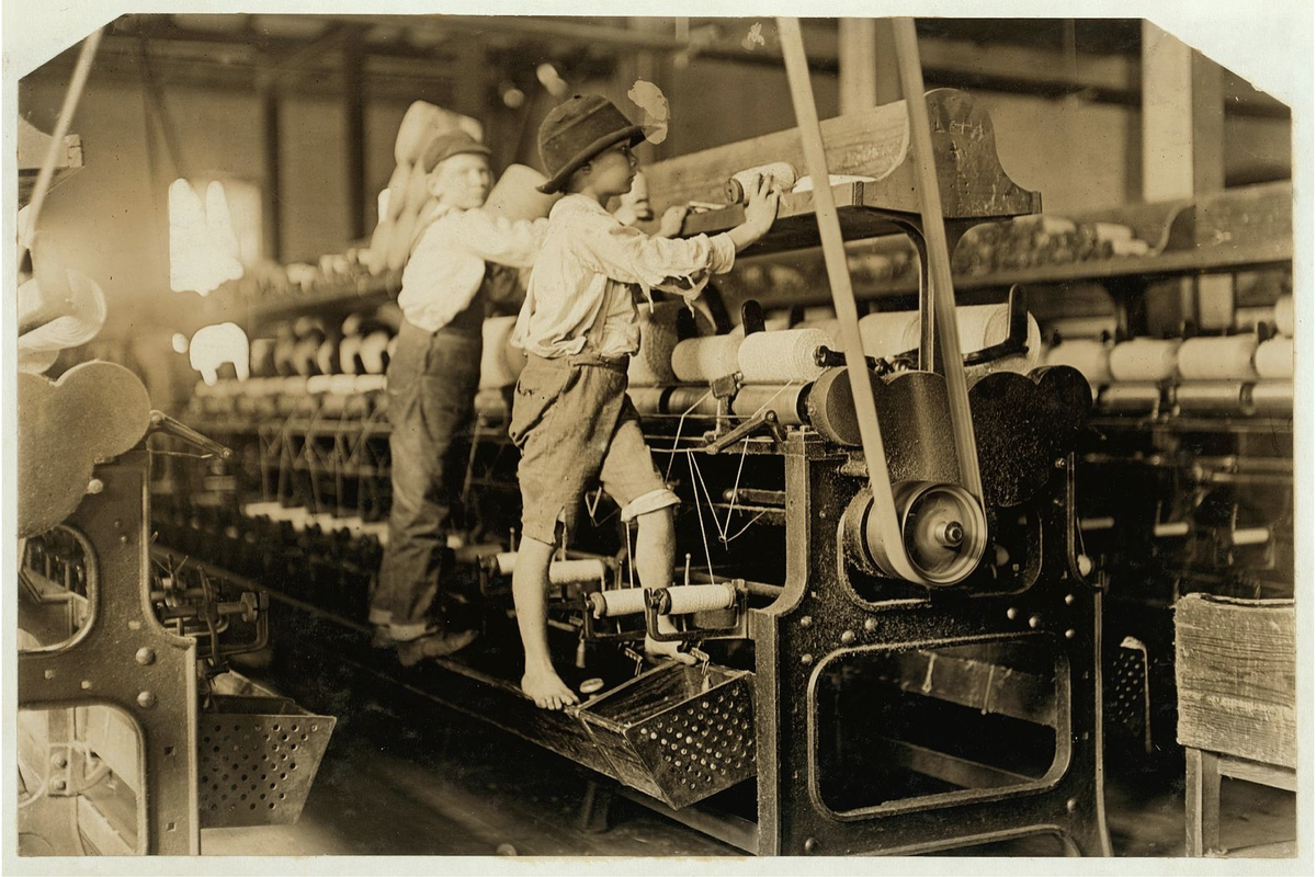 Завод начало 20 века. Работницы на ткацкой фабрике 19 век Англия. Детский труд в США 1900 годы. Дети на фабриках 19 век Россия. Дети на ткацких фабриках в Англии 19 век.