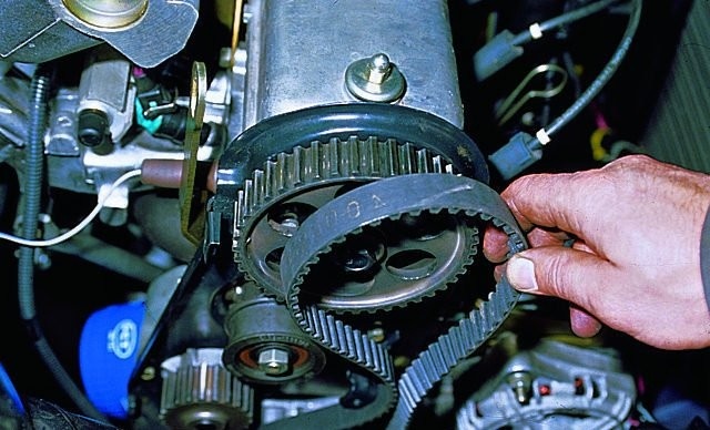   Найти эту важную деталь совершенно несложно, поскольку при открытии капота автомобиля, она сразу же бросается в глаза. Данный ремень отличается от других зубчатой внутренней поверхностью, а также проходит не только через распределительный и коленчатый вал, но и соединяет несколько вспомогательных запчастей, за счет чего подвержен повышенному износу, поэтому его замена должна проводиться своевременно.   Рано или поздно, ремень ГРМ может начать «подъедать», сползать или начать рваться. Нередко бывает так, что это связующее два вала звено рвется непосредственно во время движения. В таких случаях автомобиль глохнет и не заводиться, а в инжекторных версиях 2114 на приборной панели загорается лампочка «ошибки датчика фаз».  