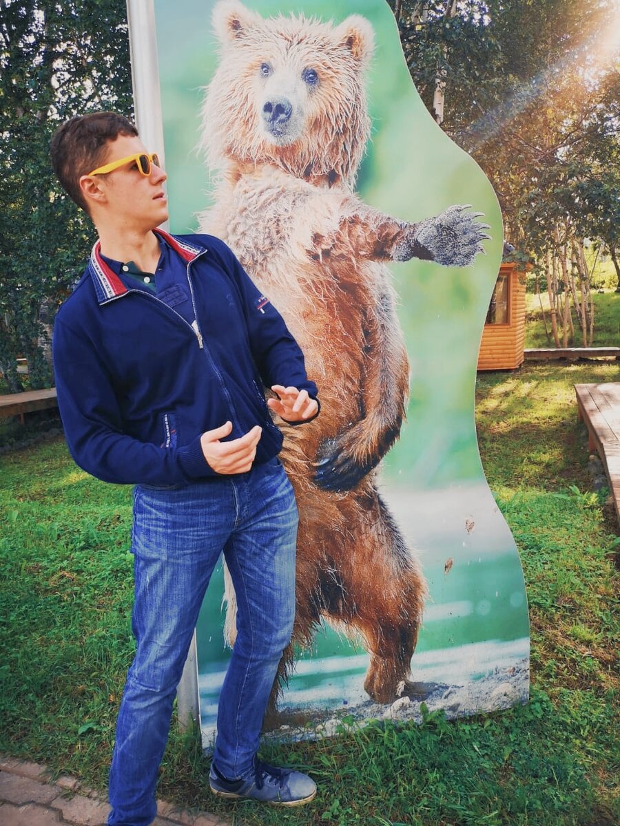 У фото с косолапым на аэродроме «Витязь», откуда отправляются вертолёты в долину гейзеров и к Курильском озеру