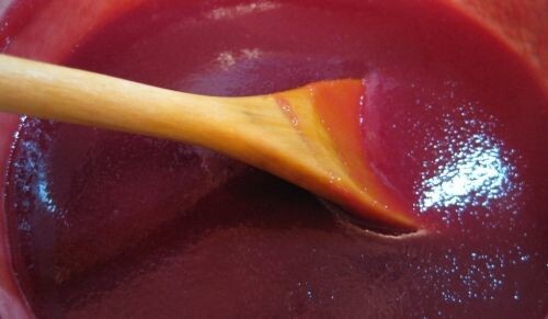     Ягоды можно использовать любые, я люблю смешивать клубнику, малину, смородину и бруснику. Но в этот раз я взяла вишню. Зимой нет возможности купить свежее, поэтому используем замороженные. Перед началом приготовления мусса, достаньте ягоды заранее и разморозьте их при комнатной температуре. Не забудьте слить с них сок при помощи марли. Сок не выливаем, он нам пригодиться. В неглубокую кастрюлю высыпаем размороженные ягоды и заливаем их водой. Ставим на средний огонь, доводим до кипения и варим минут 5.       После этого снимаем с огня, процеживаем через дуршлаг ягоды и разминаем их вилкой, а затем высыпаем обратно в кастрюлю. Добавляем к ним сахар, ставим обратно на огонь, доводим до кипения и начинаем аккуратно всыпать в кастрюлю манку, постоянно помешивая.       Варим до тех пор, пока манная крупа не развариться и каша не загустеет (минут 5-10). После этого снимаем кастрюлю с огня и полностью остужаем.   