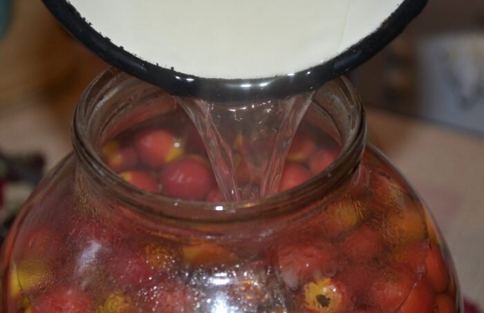 Перед тем как разливать компот, обязательно простерилизуйте банки