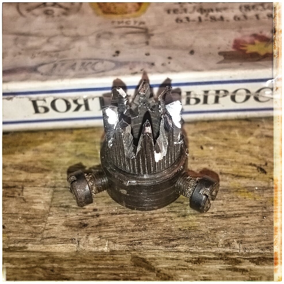 "трезубец" для крепления заготовки