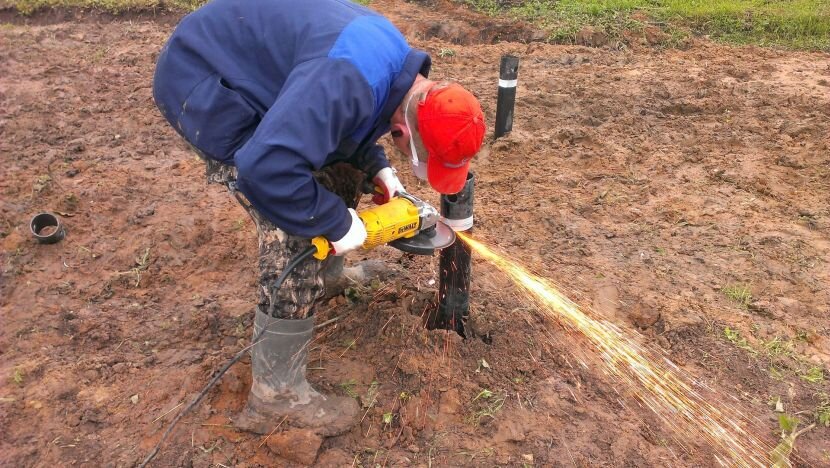Что такое «ноль» и для чего его выводить
В строительстве домов за нулевую отметку чаще всего принимают уровень, на котором находится плоскость чистого пола первого этажа. Она необходима для проектирования, так как служит единым ориентиром при вычислении расположения горизонтальных поверхностей других конструкций.[caption id="attachment_95902" align="aligncenter" width="600"] Разрез дома с вертикальными отметками[/caption]
Однако, говоря про ноль фундамента, имеется в виду совсем другое. В данном случае 0 – понятие относительное, это отметка верхней грани фундаментной ленты по всей её протяжённости. Она должна быть неизменной в любой точке. Это касается фундаментов любого типа. Например, у свайного основания оголовки всех заглублённых в землю опор тоже должны располагаться в одной плоскости, и эта плоскость должна быть горизонтальной.Если вовремя не подумать о том, как вывести ноль на фундаменте, это может привести к серьёзным проблемам при возведении здания и его эксплуатации. И перекошенные стены – не самое страшное. Хуже, если они будут давать неравномерную нагрузку на фундамент, из-за чего в нем непременно возникнут напряжения, ведущие к быстрому разрушению основания.[caption id="attachment_95903" align="aligncenter" width="600"] Одна из причин разрушения фундамента – неравномерное распределение нагрузки на него[/caption]
Поэтому верхнюю плоскость фундамента, на которой будут стоять стены, обязательно выравнивают по горизонту. Делают это сразу при его устройстве. Но нередко приходится заново выводить ноль на уже готовом основании.Как залить фундамент по уровню
Есть несколько способов, как вывести фундамент под ноль при его заливке.Строительство опалубки, верхний срез которой даёт ровную горизонтальную замкнутую линию.
Работа очень кропотливая, требующая аккуратности и использования качественных опалубочных конструкций с ровными краями. Это могут быть обрезные доски, листы фанеры, ОСП, специальные опалубочные щиты. Если установить их правильно, то останется лишь залить раствор до самых краёв и выровнять его по бортикам опалубки.[caption id="attachment_95904" align="aligncenter" width="600"] Установка опалубки с соблюдением горизонтального уровня[/caption]
Разметка нулевой линии внутри опалубки.
В этом случае опалубку делают выше намеченного уровня, а на её внутренних стенках выполняют разметку – горизонтальную линию, до которой следует залить раствор. Это может быть натянутый шнур, приклеенная изолента или нарисованная линия. Но такие метки не слишком надёжны – шнур может сдвинуться, а рисованная разметка стереться. Лучше прикрутить к стенкам опалубки деревянные бруски, нижняя грань которых по всему периметру является границей заливки.[caption id="attachment_95905" align="aligncenter" width="600"] Разметка уровня натянутыми бечёвками[/caption]
Для точной разметки пользуются нивелиром, водяным или лазерным уровнем. Сначала отмечают точку на нужной высоте в одном из углов, а затем переносят её на остальные углы и соединяют сплошной линией.
Как выровнять перекошенный фундамент
Купив участок с готовым неидеальным фундаментом или изначально залив его не по уровню, приходится думать, как исправлять ошибки, как вывести ноль на фундаменте – кирпичом, заливкой дополнительного слоя или подкладыванием под нижний венец сруба выравнивающих проставок. Выбор способа зависит от величины отклонения от уровня. И даже если изначально он был точным, перед началом строительства необходимо убедиться в том, что он таким и остался.Причины перекоса фундамента
Несоответствие верхней плоскости фундамента горизонтальному уровню возникает по многим причинам. Почти всегда это происходит, если мастер полагается только на свой глазомер и не использует измерительные приборы.[caption id="attachment_95906" align="aligncenter" width="600"] Разметку можно выполнить с помощью водяного уровня[/caption]
Второй частой причиной является сбой разметки: при заливке бетона в опалубку сохранить стабильное положение натянутой внутри неё бечёвки очень сложно. Как и выровнять раствор по начерченной линии.Но и грамотно проделанная работа не гарантирует того, что фундамент со временем не перекосится. Это случается по двум причинам.Неравномерная усадка.
Бетонный раствор твердеет, когда из него испаряется вода. Если он был плохо перемешан или приготовлен с избыточным количеством воды, то в тех местах, где её было больше, происходит более сильная усадка раствора. В результате чего поверхность фундамента после высыхания может стать неровной, с буграми и впадинами.Изменение глубины фундамента в результате морозного пучения грунта.
Вес здания, стоящего на фундаменте, уравновешивает силы морозного пучения почвы и не даёт им вытолкнуть его из земли. Если же фундамент остаётся «зимовать» не нагруженным, его собственного веса не хватает для противодействия этим силам. Если они действуют неравномерно, бетонная лента местами может подняться, и её поверхность перестанет быть горизонтальной.[caption id="attachment_95907" align="aligncenter" width="600"] По этой же причине бетонная лента может потрескаться или сломаться[/caption]
Совет! Чтобы по весне не думать, как вывести уровень фундамента в ноль, желательно возвести стены до морозов, чтобы обеспечить ему необходимую нагрузку. Но после заливки он должен выстояться не меньше месяца.Независимо от причин, вызвавших перекос, основание нужно исправлять. Чтобы решить, как это сделать, нужно провести замеры и определить степень отклонения от горизонтального уровня. Для этого находят на бетонной ленте самую высокую и самую низкую точку и вычисляют разницу между ними по вертикали.Шлифовка
По нормативам максимально допустимое отклонение плоскости фундамента от горизонтали не должно превышать 25 мм на 10 п.м. В тех случаях, когда оно не намного больше, плоскость бетонной ленты можно выровнять шлифовкой наиболее выступающих участков.[embed]https://youtu.be/ABneqB23sv0[/embed]
Заливка бетонным раствором дополнительного слоя
Этот способ применяют, если перепад по высоте составляет не более 5 см. Перед тем как залить фундамент под ноль, проделывают следующие работы:находят самую высокую точку, от которой будет определяться уровень;
проставляют на плане фундамента через каждые 1,5-2 метра отметки, обозначающие, на сколько его нужно поднять на этом участке;

Совет! Толщина заливки в самом тонком месте должна быть не менее 3-4 см, более тонкий слой может разрушиться.по углам и в точках пересечения бетонной ленты высверливают отверстия и забивают в них отрезки арматуры, их верхние концы срезают чуть ниже установленной нулевой отметки;
ориентируясь на отметки на плане, монтируют на фундамент опалубку, верхний край которой выставляют по уровню заливки.
Бетонный раствор готовят из цемента высокой марки и песка в пропорции 1:3. Вместо песка можно взять песчано-гравийную смесь с фракцией до 3 см. Раствор закладывают в опалубку, тщательно уплотняют и разглаживают по верху досок.[embed]https://youtu.be/FeF7HJM7Hwk[/embed]
Там, где перепад особенно заметный, а толщина слоя заливки большая, рекомендуется армировать её кладочной или штукатурной сеткой.Выравнивание кирпичом
Если перекос фундамента больше 5 см, выровнять его можно кладкой из красного керамического кирпича. Он должен быть полнотелым, марки не менее М125.Перед тем как выложить ноль на фундаменте из кирпича своими руками, определяют перепады по высоте и нивелируют их при кладке, увеличивая или уменьшая толщину кладочного раствора[caption id="attachment_95910" align="aligncenter" width="600"] Изменяя толщину швов между рядами, верхний ряд кладки выводят в горизонт[/caption]
Кирпич можно использовать и в качестве бута при выравнивании основания бетонным раствором. Его укладывают на участках, где перепад по высоте составляет более 65 (толщина кирпича).
Устройство монолитного армированного пояса
При значительном отклонении от уровня самым надёжным решением станет наращивание фундаментной ленты вверх поясом из армированного бетона. Для его устройства выполняется ряд мероприятий.По всему периметру перекошенного основания выставляется опалубка с выравниванием её верхнего среза по горизонтали.
Высота опалубки не должна быть меньше 12-15 см.
Для лучшего сцепления армопояса с основанием в нем просверливают отверстия, в которые забивают арматурные стержни.
В опалубке монтируется металлический каркас из арматурных прутков диаметром 10-12 мм.
Друг с другом и с выступающими из старого фундамента стержнями они связываются вязальной проволокой толщиной 4 мм.
[caption id="attachment_95911" align="aligncenter" width="600"] Опалубка с армирующим каркасом[/caption]
Готовую конструкцию заливают бетоном.
Раствор уплотняют вибратором, его поверхность заглаживают вровень с краями опалубки.
Этот способ, как выставить ноль на фундаменте, считается универсальным. Он позволяет не только устранить перепады, но и исправить геометрию ленты: подогнать углы, выровнять диагонали.[embed]https://youtu.be/XJ791BzUzY8[/embed]
Выравнивание свайных и столбчатых фундаментов
Винтовые металлические, железобетонные забивные и буронабивные сваи выравнивают одним способом: находят опору, верх которой имеет самую низкую отметку, переносят её на остальные сваи и обрезают их по полученным меткам.[caption id="attachment_95913" align="aligncenter" width="830"] Обрезка винтовых свай по разметке[/caption]
В случае со столбчатым фундаментом, который часто служит основанием для лёгких построек, поступают так же, как при выравнивании ленточного основания. Чаще всего выше уровня земли столбики наращивают до нужной высоты кирпичом или бетонными блоками, выводя кладку каждой опоры до уровня, обозначенного с помощью натянутого вдоль них шнура.Если же имеется небольшое отклонение, на каждый столб монтируют опалубку и заливают в неё раствор.[embed]https://youtu.be/kY1IYgU5lyg[/embed]Прежде чем начинать строить стены, нужно убедиться, что первый венец или первый ряд кладки ляжет на ровную горизонтальную поверхность. При обнаружении значительного отклонения от уровня придётся исправлять ошибки, сделанные на начальном этапе строительства, и выравнивать основание. Зная, как выложить ноль на фундаменте из кирпича, с помощью заливки дополнительного слоя бетона или устройства армопояса, вы подберёте оптимальный вариант выравнивания. Выбор будет зависеть от степени перекоса: если она небольшая, можно обойтись шлифовкой или штукатуркой верхней плоскости, а серьёзные перепады потребуют выравнивания кирпичной кладкой или заливкой бетона в опалубку с арматурой.
