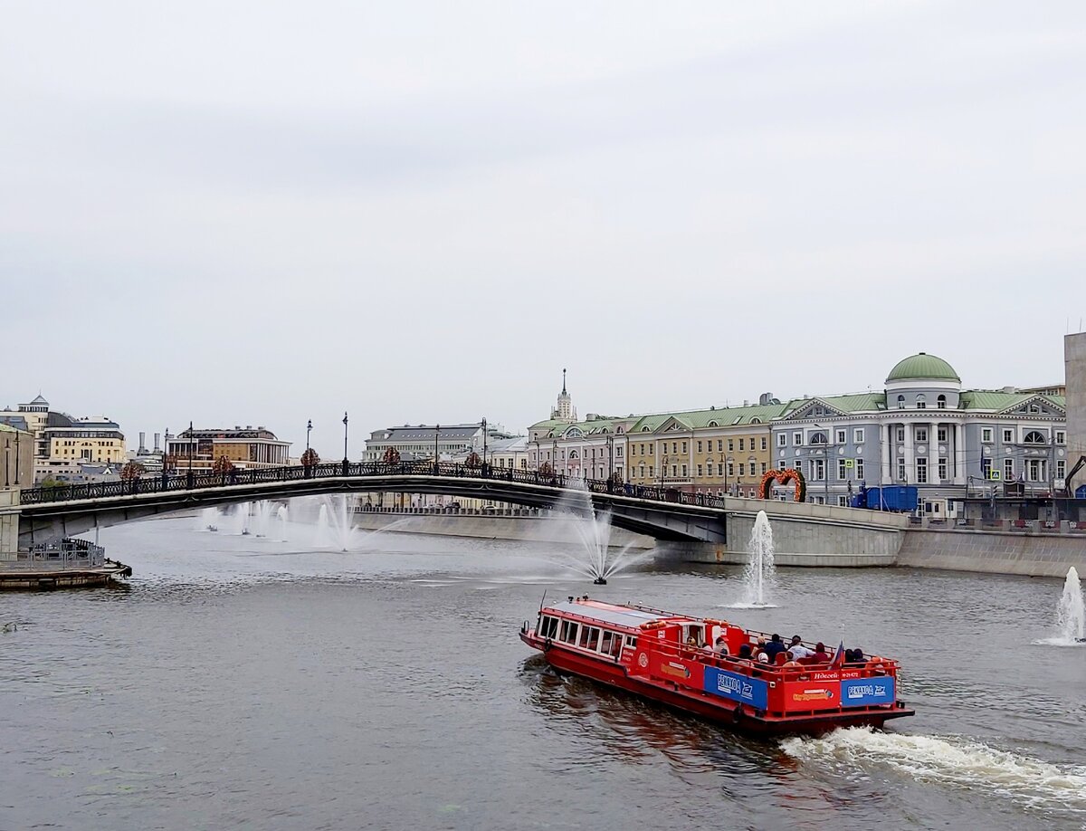 Это точно Москва, а не Петербург? Прогулка по Кадашёвской набережной и  отменённый октоберфест | Beer & Travel | Дзен