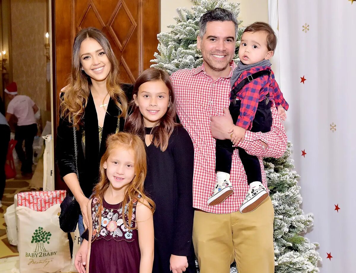 Джессика Альба и Кэш Уоррен с детьми