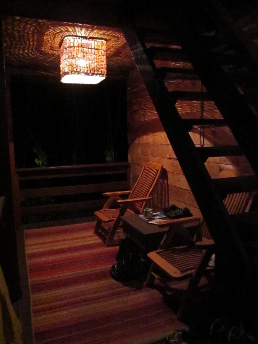 Фото из личного архива. Уютная веранда деревянного домика.