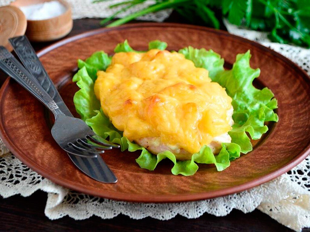 Рецепт отбивная с ананасом и сыром. Курица с ананасами в духовке под сыром. Куриное филе запеченное с ананасом и сыром.