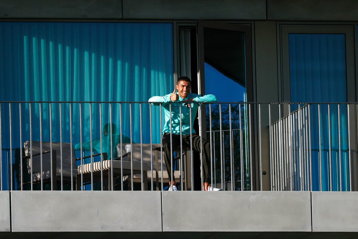 Болезнь Роналду протекает бессимптомно, но ему точно предстоит пройти двухнедельный карантин. За это время он пропустит матч со Швецией и игры с «Кротоне» и «Вероной». Если вирус не даст осложнений, срок изоляции истечет 27 октября. В этом случае Криштиану сможет сыграть в Лиге чемпионов с «Барселоной». 
Но самое интересное, что Роналду вообще не должен был ехать в сборную. За пару дней до резонансного матча с «Наполи», когда неаполитанцам запретили покидать регион, а туринцы вышли на поле, чтобы зафиксировать неявку соперника (так как лига не стала отменять игру), в «Юве» заболели двое сотрудников клуба.

Всю команду тут же закрыли на каратин в J-Hotel — собственный отель «Ювентуса», который находится рядом со стадионом — и запретили покидать расположение