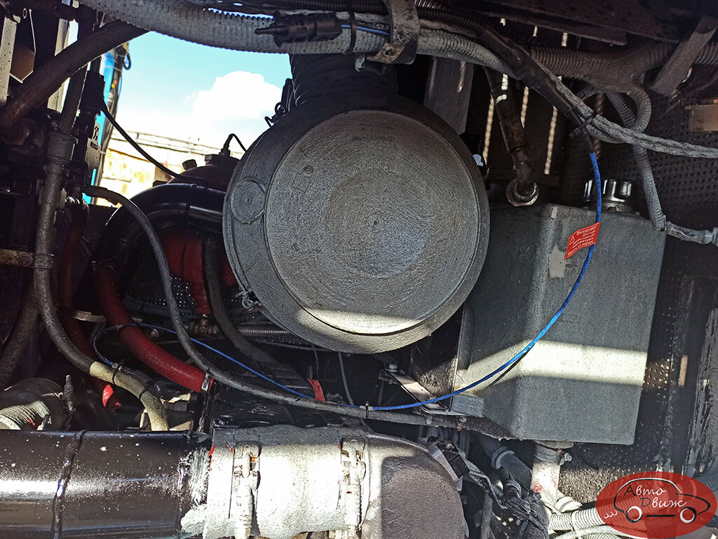 Синий провод, протянутый через весь моторный отсек, это и есть температурный датчик системы пожаротушения