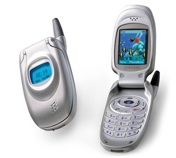 Пересмотрела кучу телефонов 2003 года, оказывается уже и раскладушки выходили цветные в тот год