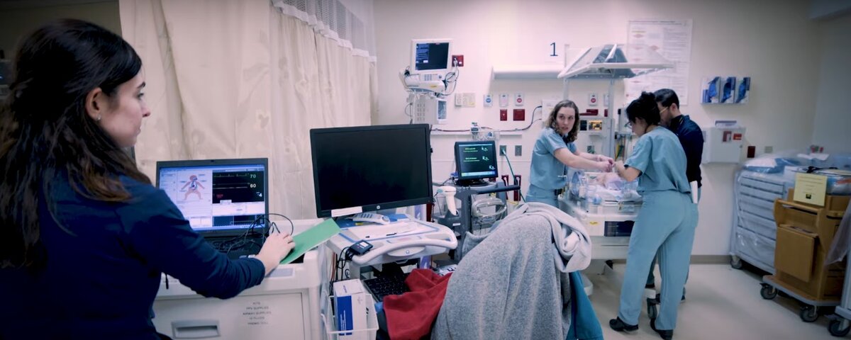 Harvard Medical School, студентка сидит на занятии 