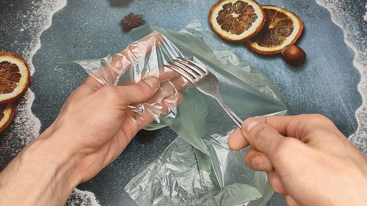 С помощью вилки делаем несколько отверстий в пакете