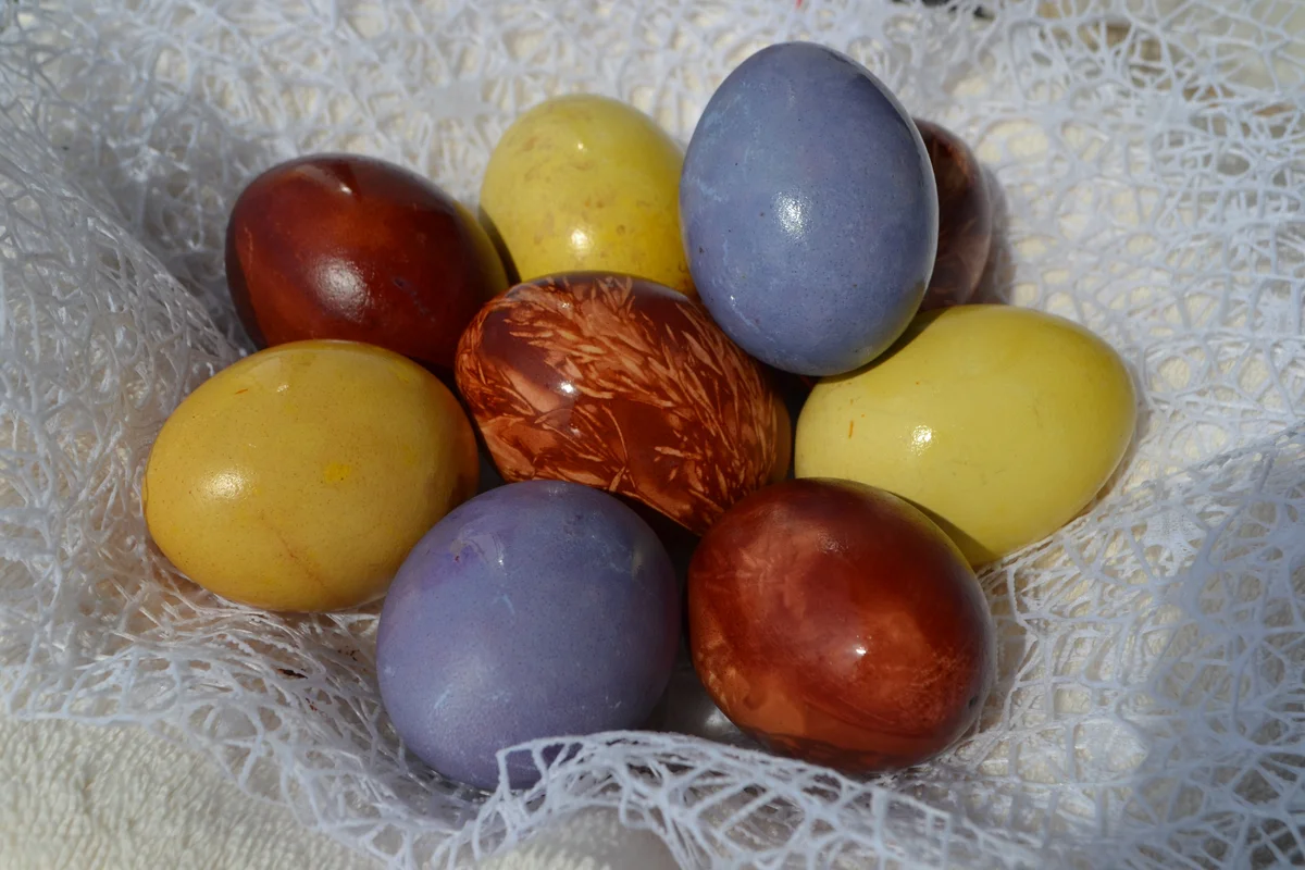 Окрашивание яиц натуральными красителями. Натуральные красители для яиц. Натуральные красители для яиц на Пасху. Натуральныек расители для Яци.