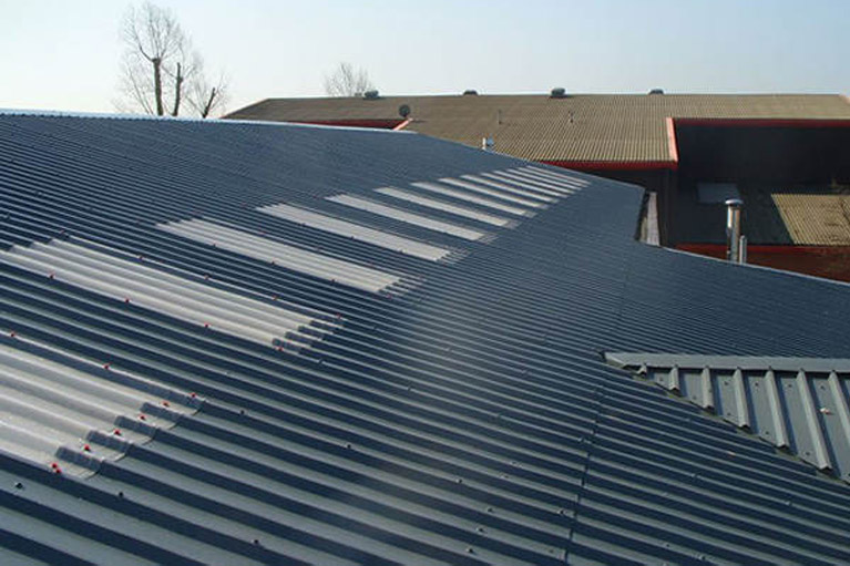 Вариант установки кровельных сэндвич-панелей в Сургуте