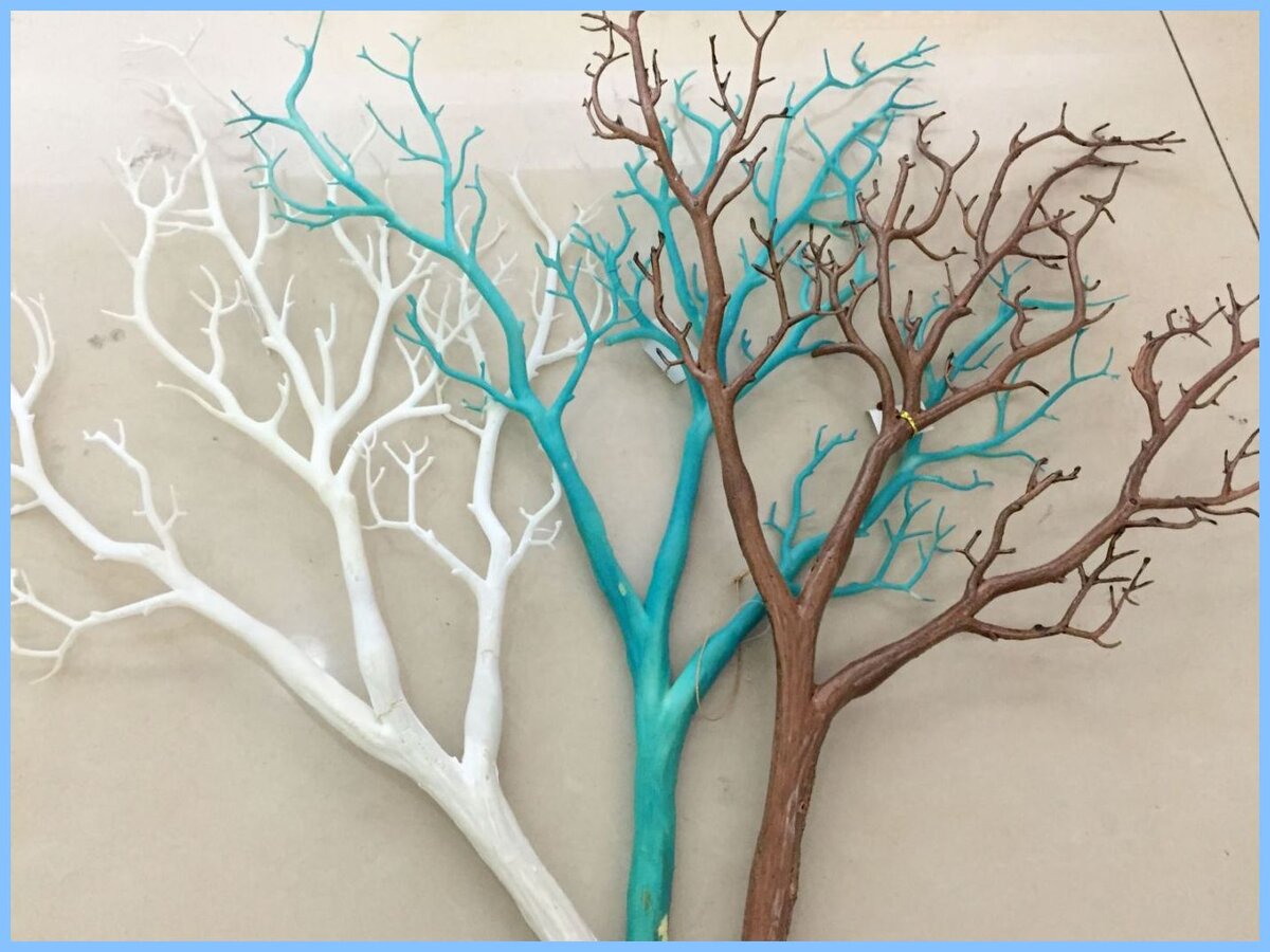 Покрашенные ветки дерева в разные цвета