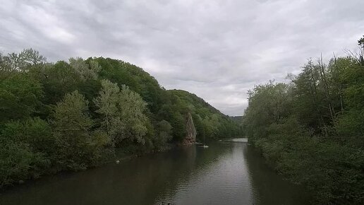 Скала Петушок и пешеходный мост через реку Псекупс в Горячем Ключе.