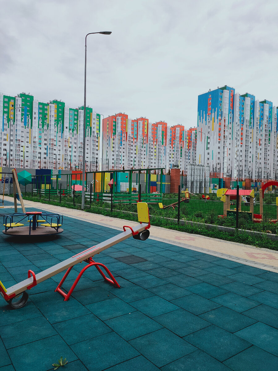 фото из архива автора, май 2021, деревня Голубое, красочные многоэтажки