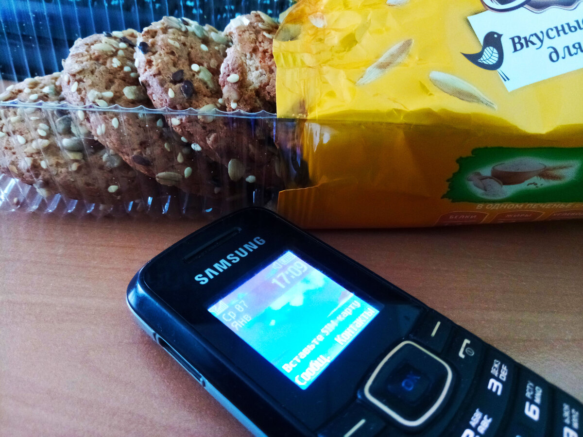 Один из моих телефонов, невероятно живучий самсунг. Служит уже много лет верой и правдой. Сейчас временно на покое