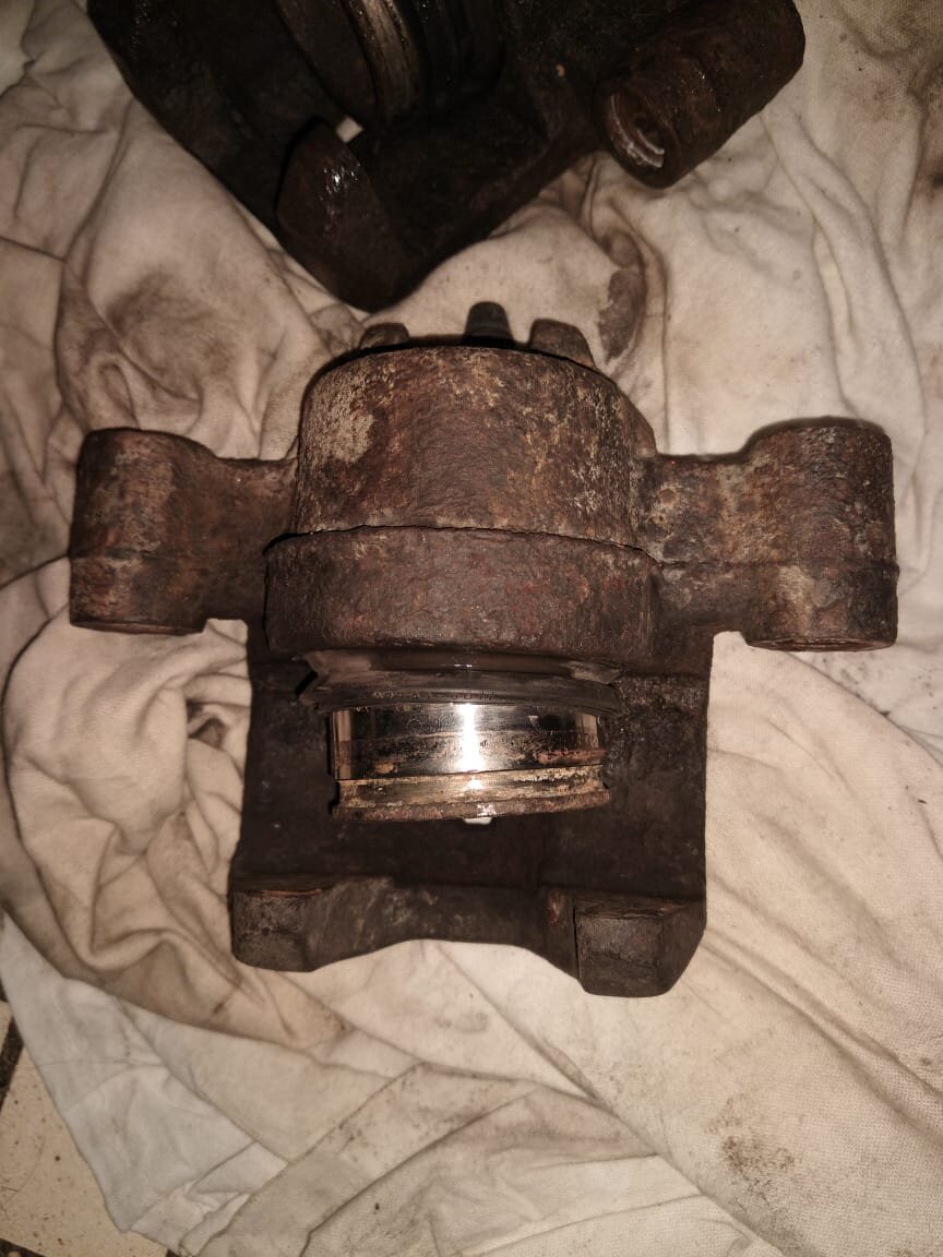 Вытаскиваем поршень из суппорта