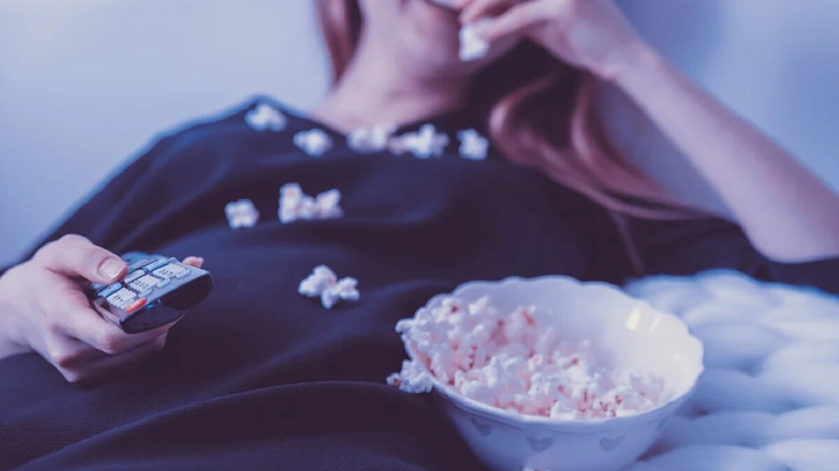 Существует множество ТВ-шоу про дизайн интерьера, которые привлекают внимание даже профессиональных дизайнеров интерьера: Декоратор на миллион долларов, Квартирный вопрос и даже в По домам! можно что-то почерпнуть. Подробности в статье